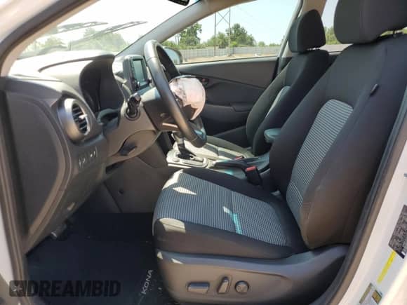 2020 Hyundai Kona SEL Plus z VIN KM8K62AA1LU595170, wystawiony jako Copart lot #58151423 z przebiegiem 49 822 mil mil oraz . Historia ofert i sprzedaży dostępna na DreamBid. Obrazek 7.