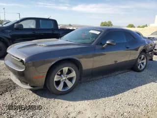 2020 Dodge Challenger SXT z VIN 2C3CDZAG4LH142244, wystawiony jako Copart lot #81723415 z przebiegiem 132 393 mil mil oraz Szkoda całkowita • Salvage title. Historia ofert i sprzedaży dostępna na DreamBid. Obrazek 1.