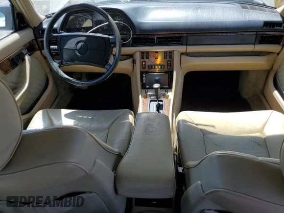 ✅ 1990 Mercedes-Benz 560 • VIN: WDBCA39E7LA550450 • Lot: 63934765. Wystawiony na Copart z przebiegiem 188 516 mil. Bezpłatny archiwum sprzedaży aukcyjnych z USA i szczegółowy raport historii pojazdu na DreamBid. Zdjęcie 9.