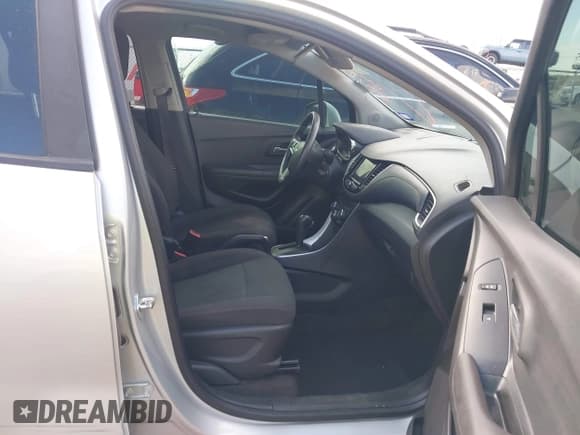 ✅ 2020 Chevrolet Trax LS • VIN: KL7CJNSB8LB312742 • Lot: 43197753. Listed on IAAI with 51,759 mi. Free auction sales archive from the USA and detailed vehicle history report at DreamBid. Image 5.