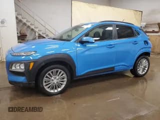 ✅ 2020 Hyundai Kona SEL • VIN: KM8K2CAA1LU559898 • Лот: 60712345. Опубликован ранее на Copart с пробегом 74 951 миль. Бесплатный доступ к архиву аукционных продаж из США и подробный отчёт об истории автомобиля на DreamBid. Изображение 1.