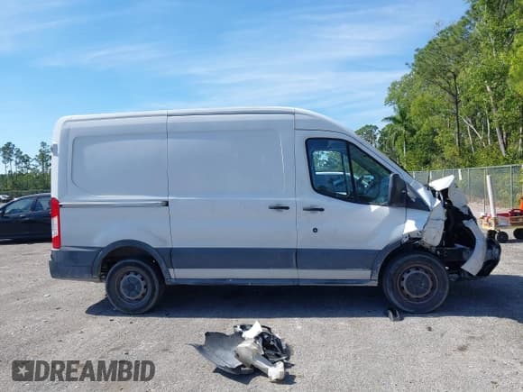 ✅ 2015 Ford Transit Cargo • VIN: 1FTNR1CM2FKB24963 • Lot: 41455934. Wystawiony na IAAI z przebiegiem 220 106 mil. Bezpłatny archiwum sprzedaży aukcyjnych z USA i szczegółowy raport historii pojazdu na DreamBid. Zdjęcie 13.