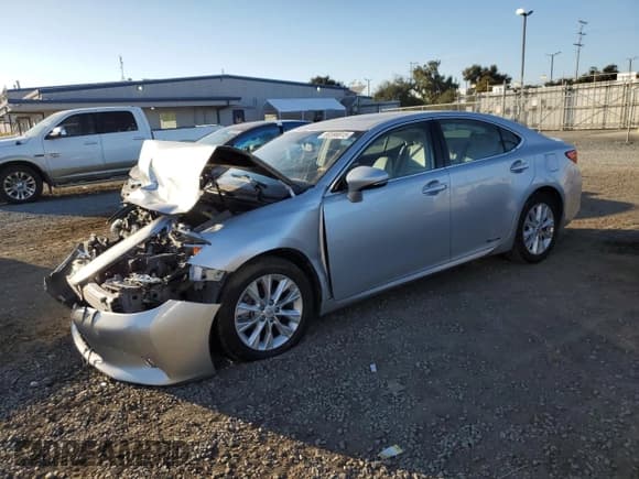 ✅ 2013 Lexus ES 300h • VIN: JTHBW1GG8D2015371 • Lot: 90596915. Wystawiony na Copart z przebiegiem 85 043 mil. Bezpłatny archiwum sprzedaży aukcyjnych z USA i szczegółowy raport historii pojazdu na DreamBid. Zdjęcie 1.