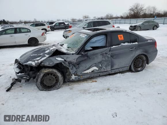 2006 BMW 3 Series z VIN WBAVB53556KW28652, wystawiony jako Copart lot #39053244 z przebiegiem Nie podano mil oraz Nie do naprawy • Non repairable. Historia ofert i sprzedaży dostępna na DreamBid. Obrazek 1.