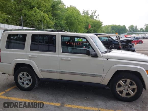 ✅ 2008 Jeep Commander Limited • VIN: 1J8HG58N08C190641 • Lot: 42442380. Listed on IAAI with 194,114 mi. Free auction sales archive from the USA and detailed vehicle history report at DreamBid. Image 13.