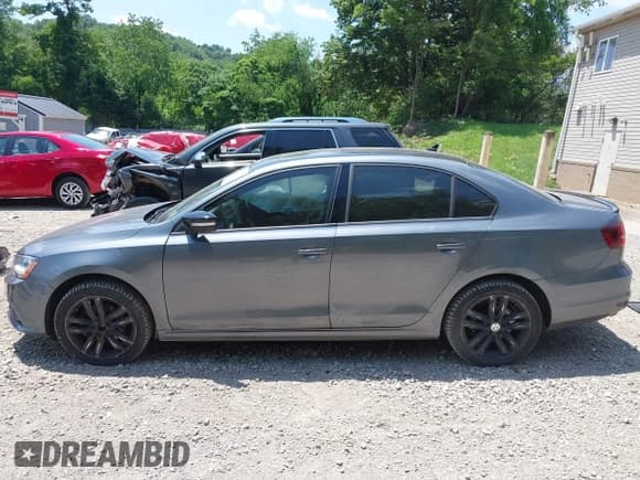 ✅ 2018 Volkswagen Jetta SE Sport • VIN: 3VWD17AJ1JM245951 • Lot: 42580703. Listed on IAAI with 90,129 mi. Free auction sales archive from the USA and detailed vehicle history report at DreamBid. Image 14.