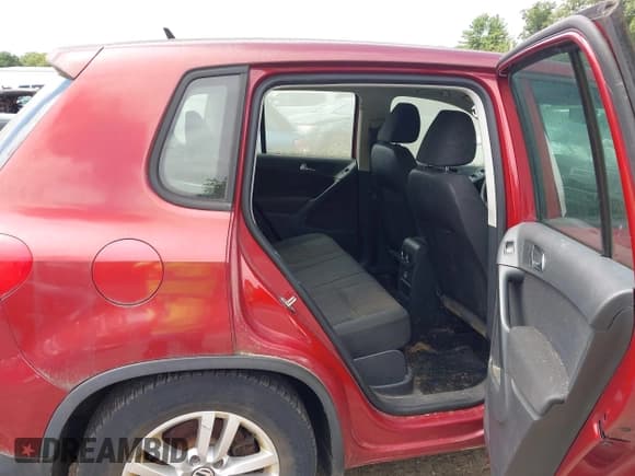 ✅ 2012 Volkswagen Tiguan S • VIN: WVGBV7AX8CW082846 • Lot: 43058521. Listed on IAAI with 205,807 mi. Free auction sales archive from the USA and detailed vehicle history report at DreamBid. Image 8.