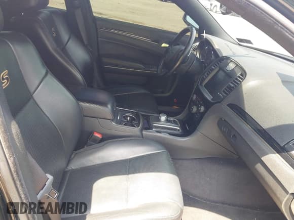 ✅ 2017 Chrysler 300 S • VIN: 2C3CCABG1HH593898 • Лот: 42835963. Опубликован ранее на IAAI с пробегом 165 942 миль. Бесплатный доступ к архиву аукционных продаж из США и подробный отчёт об истории автомобиля на DreamBid. Изображение 5.