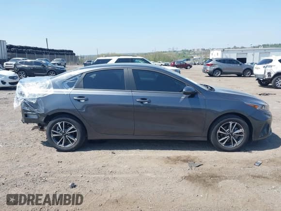 ✅ 2024 Kia Forte LXS • VIN: 3KPF24AD8RE762302 • Lot: 42116508. Wystawiony na IAAI z przebiegiem 9 563 mil. Bezpłatny archiwum sprzedaży aukcyjnych z USA i szczegółowy raport historii pojazdu na DreamBid. Zdjęcie 13.