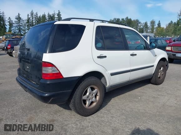 ✅ 1999 Mercedes-Benz M 320/430/500 • VIN: 4JGAB54E2XA133554 • Lot: 43174659. Listed on IAAI with 261,028 mi. Free auction sales archive from the USA and detailed vehicle history report at DreamBid. Image 4.