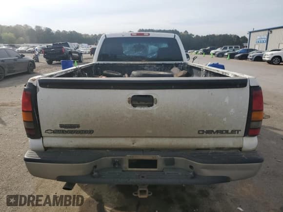 ✅ 2006 GMC Sierra 1500 Work Truck • VIN: 3GTEC14V66G145511 • Лот: 50594125. Опубликован ранее на Copart с пробегом 413 656 миль. Бесплатный доступ к архиву аукционных продаж из США и подробный отчёт об истории автомобиля на DreamBid. Изображение 6.