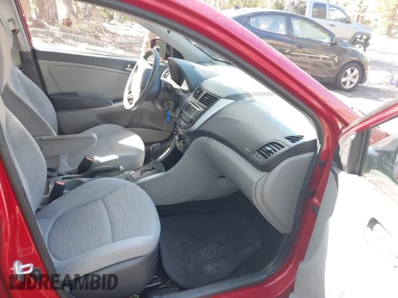 ✅ 2017 Hyundai Accent SE • VIN: KMHCT4AE6HU298933 • Lot: 43516947. Wystawiony na IAAI z przebiegiem 99 620 mil. Bezpłatny archiwum sprzedaży aukcyjnych z USA i szczegółowy raport historii pojazdu na DreamBid. Zdjęcie 5.