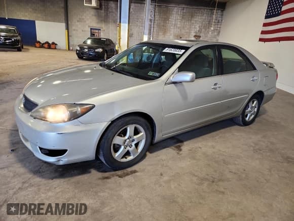 ✅ 2005 Toyota Camry XLE • VIN: 4T1BE32K95U961010 • Lot: 91620035. Wystawiony na Copart z przebiegiem 241 323 mil. Bezpłatny archiwum sprzedaży aukcyjnych z USA i szczegółowy raport historii pojazdu na DreamBid. Zdjęcie 1.