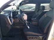 ✅ 2024 GMC Canyon 4WD AT4 • VIN: 1GTP6DEK1R1144016 • Lot: 74384234. Wystawiony na Copart z przebiegiem 112 mil. Bezpłatny archiwum sprzedaży aukcyjnych z USA i szczegółowy raport historii pojazdu na DreamBid. Zdjęcie 7.