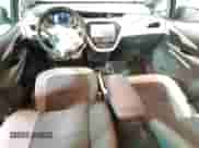 2017 Chevrolet Bolt EV LT z VIN 1G1FW6S09H4164918, wystawiony jako Copart lot #76936093 z przebiegiem 82 563 mil mil oraz . Historia ofert i sprzedaży dostępna na DreamBid. Obrazek 8.