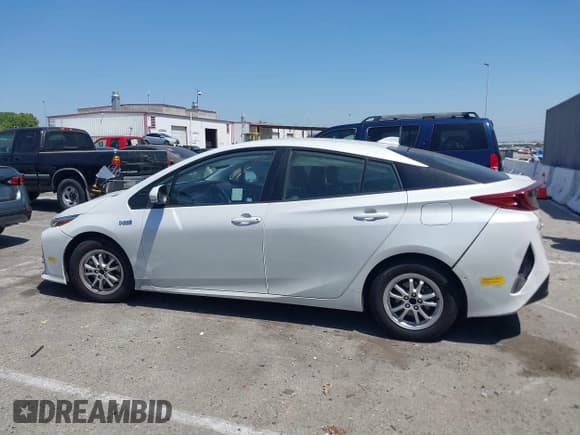 ✅ 2022 Toyota Prius LE • VIN: JTDKAMFP8N3204441 • Lot: 42303951. Listed on IAAI with 177,315 mi. Free auction sales archive from the USA and detailed vehicle history report at DreamBid. Image 14.