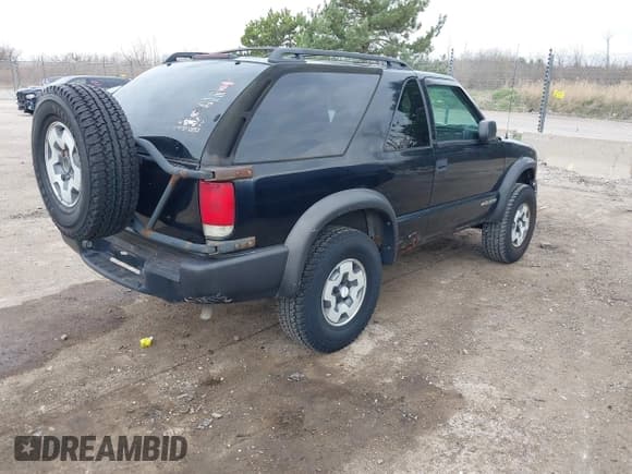 ✅ 2001 Chevrolet Blazer LS • VIN: 1GNCT18W51K220881 • Lot: 42124554. Wystawiony na IAAI z przebiegiem 121 254 mil. Bezpłatny archiwum sprzedaży aukcyjnych z USA i szczegółowy raport historii pojazdu na DreamBid. Zdjęcie 4.