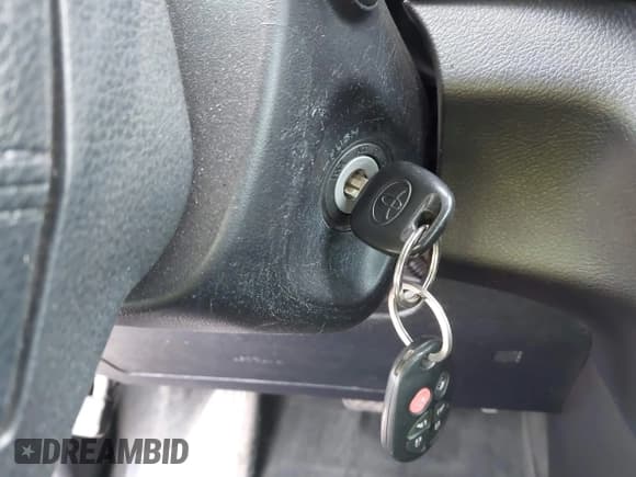 ✅ 2018 Toyota Sienna SE • VIN: 5TDXZ3DC4JS961452 • Lot: 41850340. Listed on IAAI with 111,229 mi. Free auction sales archive from the USA and detailed vehicle history report at DreamBid. Image 11.