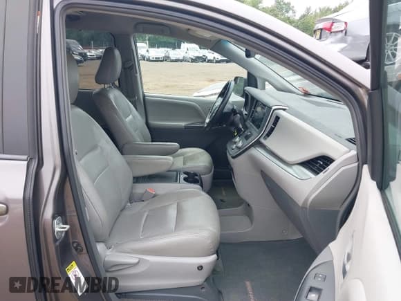 ✅ 2015 Toyota Sienna LE AAS • VIN: 5TDKK3DC6FS598495 • Lot: 42870508. Wystawiony na IAAI z przebiegiem 75 134 mil. Bezpłatny archiwum sprzedaży aukcyjnych z USA i szczegółowy raport historii pojazdu na DreamBid. Zdjęcie 5.