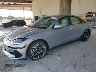 ✅ 2025 Hyundai Ioniq 6 SEL • VIN: KMHM34AA4SA084761 • Лот: 70647875. Опубликован ранее на Copart с пробегом 9 914 миль. Бесплатный доступ к архиву аукционных продаж из США и подробный отчёт об истории автомобиля на DreamBid. Изображение 1.