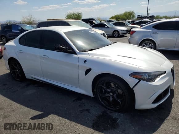 ✅ 2018 Alfa Romeo Giulia • VIN: ZARFAEAV2J7571812 • Lot: 53843015. Wystawiony na Copart z przebiegiem 5 328 mil. Bezpłatny archiwum sprzedaży aukcyjnych z USA i szczegółowy raport historii pojazdu na DreamBid. Zdjęcie 4.