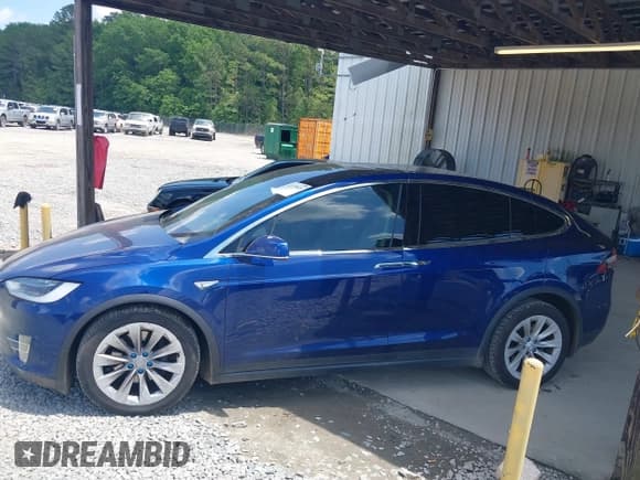 ✅ 2016 Tesla Model X 70D • VIN: 5YJXCAE23GF004285 • Lot: 42179024. Wystawiony na IAAI z przebiegiem 108 472 mil. Bezpłatny archiwum sprzedaży aukcyjnych z USA i szczegółowy raport historii pojazdu na DreamBid. Zdjęcie 14.