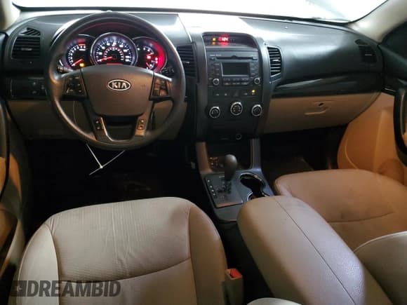 ✅ 2013 Kia Sorento LX • VIN: 5XYKT3A10DG380532 • Лот: 93597765. Опубликован ранее на Copart с пробегом 117 310 миль. Бесплатный доступ к архиву аукционных продаж из США и подробный отчёт об истории автомобиля на DreamBid. Изображение 8.