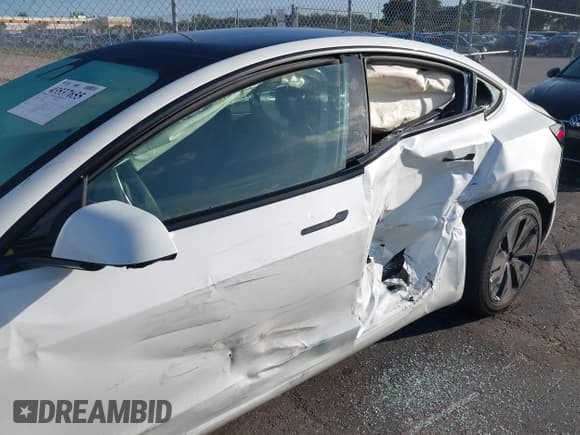 ✅ 2025 Tesla Model 3 Long Range • VIN: 5YJ3E1EA2SF933926 • Lot: 43537655. Wystawiony na IAAI z przebiegiem 6 306 mil. Bezpłatny archiwum sprzedaży aukcyjnych z USA i szczegółowy raport historii pojazdu na DreamBid. Zdjęcie 6.