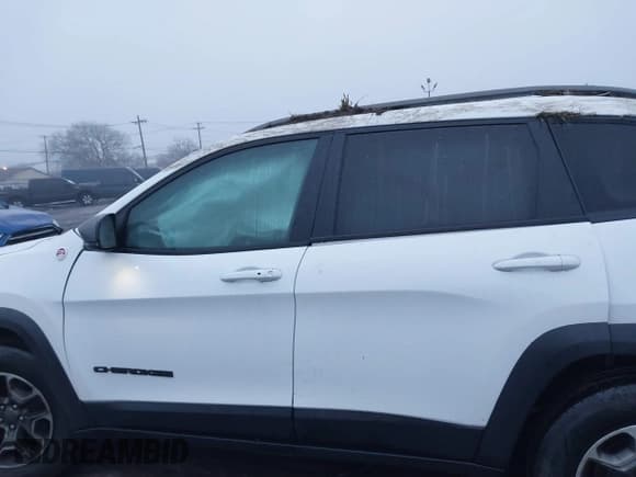 ✅ 2021 Jeep Cherokee Trailhawk • VIN: 1C4PJMBX5MD140170 • Lot: 41006444. Wystawiony na IAAI z przebiegiem 52 407 mil. Bezpłatny archiwum sprzedaży aukcyjnych z USA i szczegółowy raport historii pojazdu na DreamBid. Zdjęcie 14.