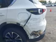 ✅ 2022 Mazda CX-5 S Premium Plus • VIN: JM3KFBEM9N0527760 • Lot: 43428530. Wystawiony na IAAI z przebiegiem 82 053 mil. Bezpłatny archiwum sprzedaży aukcyjnych z USA i szczegółowy raport historii pojazdu na DreamBid. Zdjęcie 17.