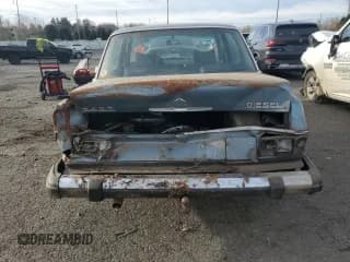 ✅ 1975 Mercedes-Benz 240 • VIN: 11511710068746 • Lot: 84009794. Wystawiony na Copart z przebiegiem 13 093 mil. Bezpłatny archiwum sprzedaży aukcyjnych z USA i szczegółowy raport historii pojazdu na DreamBid. Zdjęcie 6.