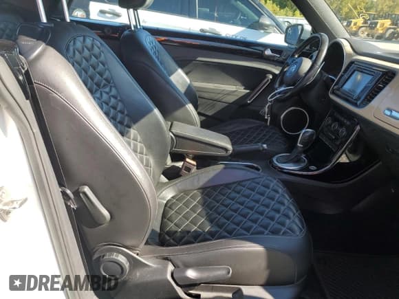 ✅ 2019 Volkswagen Beetle S • VIN: 3VW5DAAT0KM510659 • Lot: 85518885. Wystawiony na Copart z przebiegiem 100 077 mil. Bezpłatny archiwum sprzedaży aukcyjnych z USA i szczegółowy raport historii pojazdu na DreamBid. Zdjęcie 10.