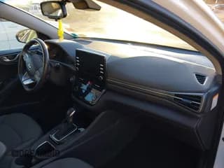 ✅ 2022 Hyundai Ioniq SE • VIN: KMHC75LC3NU275210 • Lot: 40809151. Wystawiony na IAAI z przebiegiem 56 172 mil. Bezpłatny archiwum sprzedaży aukcyjnych z USA i szczegółowy raport historii pojazdu na DreamBid. Zdjęcie 5.