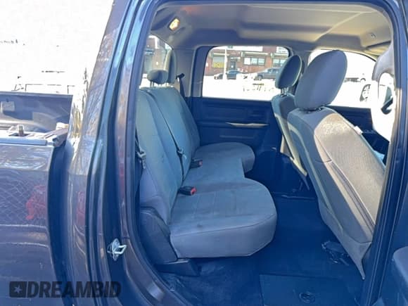 ✅ 2018 Ram 2500 Tradesman • VIN: 3C6UR5HJ3JG121157 • Lot: 94490085. Wystawiony na Copart z przebiegiem 141 127 mil. Bezpłatny archiwum sprzedaży aukcyjnych z USA i szczegółowy raport historii pojazdu na DreamBid. Zdjęcie 6.