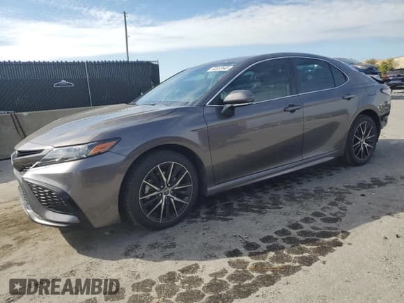 ✅ 2023 Toyota Camry SE • VIN: 4T1G11AK0PU725761 • Лот: 92032645. Опубликован ранее на Copart с пробегом 50 225 миль. Бесплатный доступ к архиву аукционных продаж из США и подробный отчёт об истории автомобиля на DreamBid. Изображение 1.
