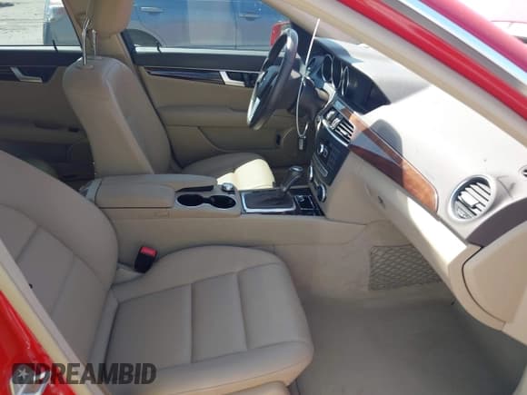 ✅ 2014 Mercedes-Benz C 250 Sport • VIN: WDDGF4HBXEG196978 • Lot: 42116809. Wystawiony na IAAI z przebiegiem 38 933 mil. Bezpłatny archiwum sprzedaży aukcyjnych z USA i szczegółowy raport historii pojazdu na DreamBid. Zdjęcie 5.