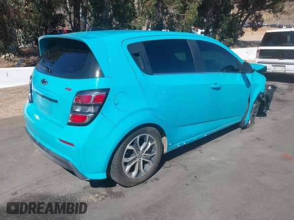 2020 Chevrolet Sonic LT z VIN 1G1JD6SB9L4101926, wystawiony jako IAAI lot #42853614 z przebiegiem 71 732 mil mil oraz . Historia ofert i sprzedaży dostępna na DreamBid. Obrazek 4.