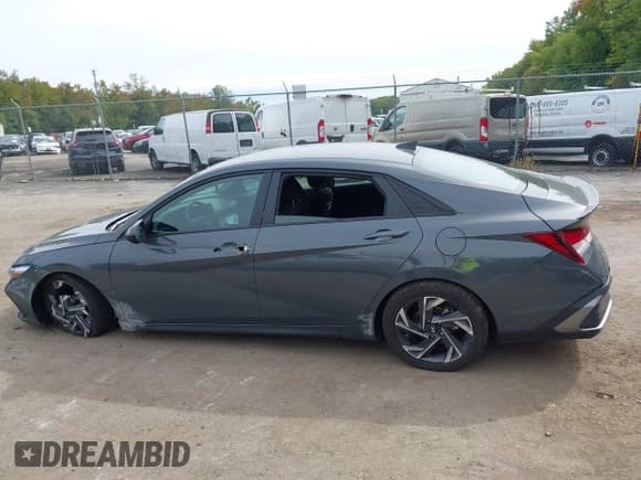 ✅ 2025 Hyundai Elantra SEL Sport • VIN: KMHLM4DG9SU995045 • Lot: 43324721. Listed on IAAI with 17,935 mi. Free auction sales archive from the USA and detailed vehicle history report at DreamBid. Image 14.