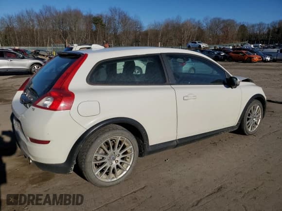 ✅ 2011 Volvo C30 • VIN: YV1672MK5B2210155 • Lot: 80138894. Wystawiony na Copart z przebiegiem 89 368 mil. Bezpłatny archiwum sprzedaży aukcyjnych z USA i szczegółowy raport historii pojazdu na DreamBid. Zdjęcie 3.