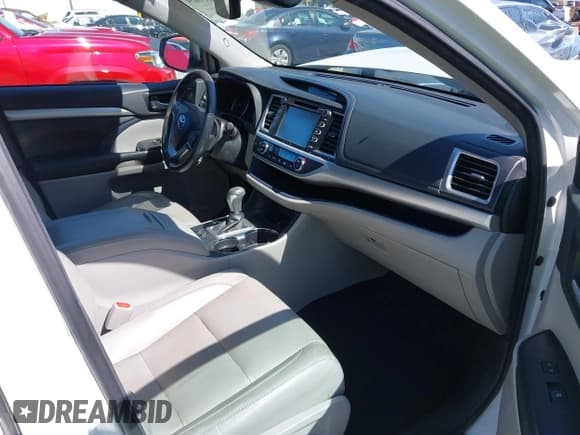 ✅ 2017 Toyota Highlander XLE • VIN: 5TDJZRFH8HS427544 • Lot: 42359654. Listed on IAAI with 40,836 mi. Free auction sales archive from the USA and detailed vehicle history report at DreamBid. Image 5.