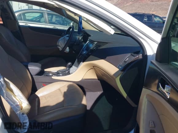 ✅ 2012 Hyundai Sonata SE • VIN: 5NPEC4AC3CH479616 • Lot: 43465645. Listed on IAAI with 171,948 mi. Free auction sales archive from the USA and detailed vehicle history report at DreamBid. Image 5.