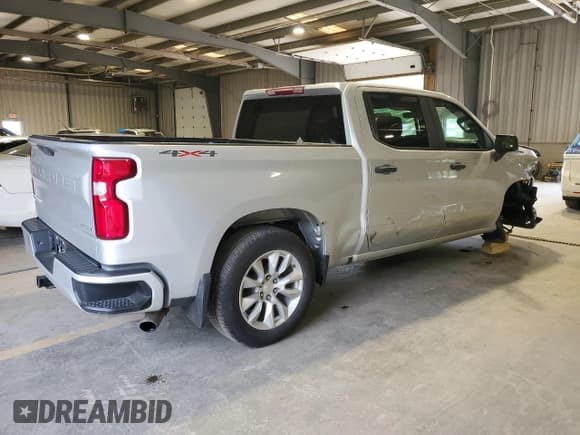 ✅ 2021 Chevrolet Silverado 1500 Custom • VIN: 1GCPYBEH0MZ119198 • Lot: 57798265. Wystawiony na Copart z przebiegiem 48 011 mil. Bezpłatny archiwum sprzedaży aukcyjnych z USA i szczegółowy raport historii pojazdu na DreamBid. Zdjęcie 3.