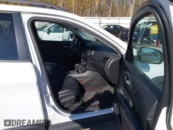 ✅ 2019 Jeep Cherokee Trailhawk Elite • VIN: 1C4PJMBN8KD142426 • Лот: 43564040. Опубликован ранее на IAAI с пробегом 157 220 миль. Бесплатный доступ к архиву аукционных продаж из США и подробный отчёт об истории автомобиля на DreamBid. Изображение 5.