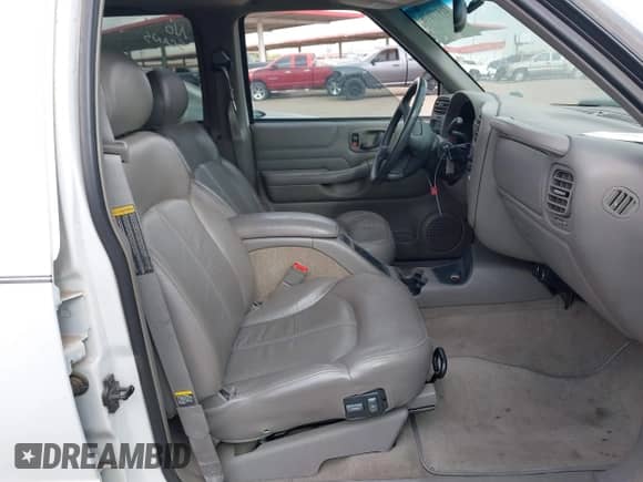 1998 Chevrolet Blazer LT with VIN 1GNDT13W7W2185943, listed as a IAAI auction lot 41977178 with 104,235 mi miles and . Bid and sale history available at DreamBid. Image 5.