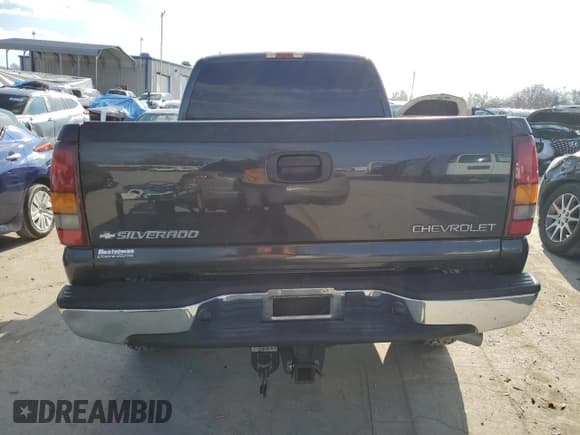 ✅ 2002 Chevrolet Silverado 2500HD LS • VIN: 1GCHC29122E276638 • Lot: 79489483. Wystawiony na Copart z przebiegiem 127 992 mil. Bezpłatny archiwum sprzedaży aukcyjnych z USA i szczegółowy raport historii pojazdu na DreamBid. Zdjęcie 6.