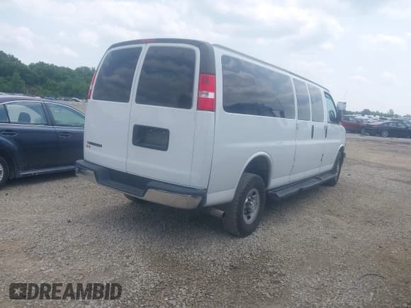✅ 2020 Chevrolet Express Passenger LT • VIN: 1GAZGPFG1L1147161 • Lot: 42477161. Listed on IAAI with 79,432 mi. Free auction sales archive from the USA and detailed vehicle history report at DreamBid. Image 4.