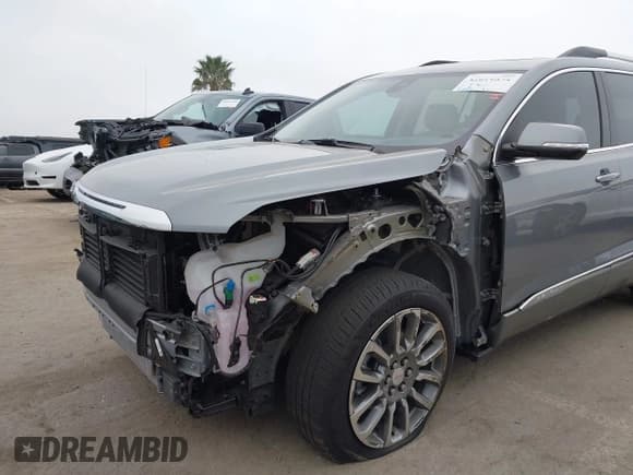 ✅ 2023 GMC Acadia Denali • VIN: 1GKKNPLS1PZ246369 • Lot: 42014834. Wystawiony na IAAI z przebiegiem 5 868 mil. Bezpłatny archiwum sprzedaży aukcyjnych z USA i szczegółowy raport historii pojazdu na DreamBid. Zdjęcie 6.