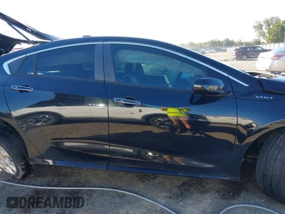 2017 Chevrolet Volt Premier z VIN 1G1RB6S5XHU203648, wystawiony jako IAAI lot #43468353 z przebiegiem Nie podano mil oraz . Historia ofert i sprzedaży dostępna na DreamBid. Obrazek 13.