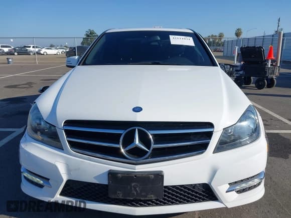 ✅ 2014 Mercedes-Benz C 250 Sport • VIN: WDDGF4HB6EA956276 • Lot: 42111034. Wystawiony na IAAI z przebiegiem 90 396 mil. Bezpłatny archiwum sprzedaży aukcyjnych z USA i szczegółowy raport historii pojazdu na DreamBid. Zdjęcie 12.