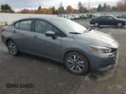 ✅ 2025 Nissan Versa SV • VIN: 3N1CN8EV9SL842278 • Lot: 92091555. Wystawiony na Copart z przebiegiem 21 052 mil. Bezpłatny archiwum sprzedaży aukcyjnych z USA i szczegółowy raport historii pojazdu na DreamBid. Zdjęcie 4.